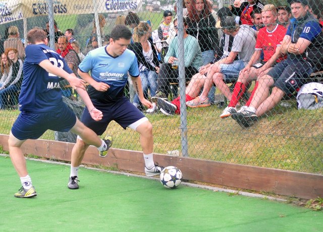 Begrenzter Raum: "Käfigkicker" müssen auf engstem Raum – und vor vielen Fans – zurechtkommen.