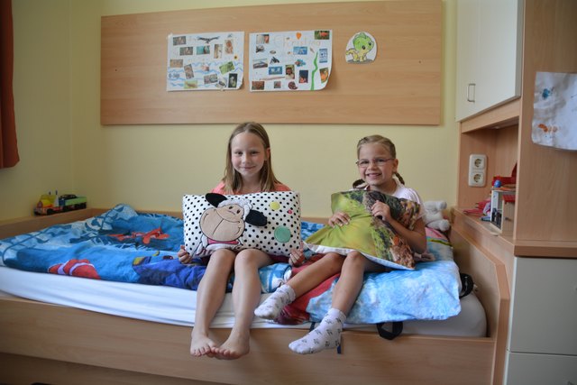 Christina und Anita präsentieren ihr gemeinsames Zimmer.