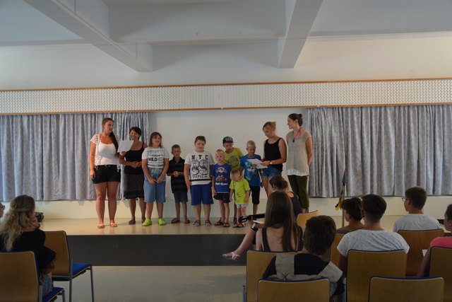 Die Gruppe 1 komponierte ein eigenes Lied zum Thema "Kinderrechte", das im Festsaal dargeboten wurde.