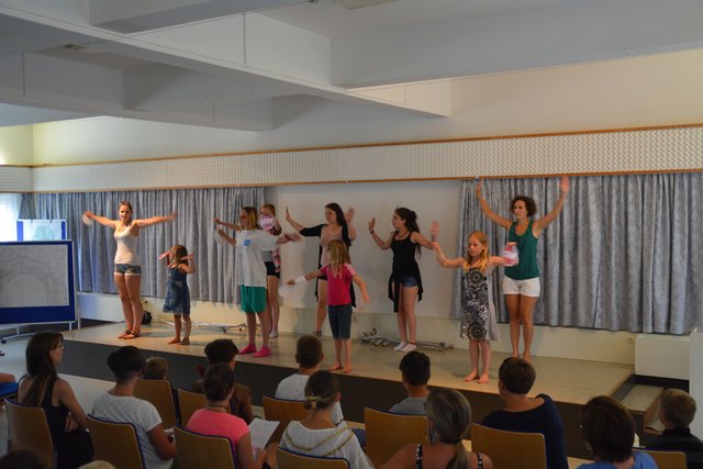 Die Gruppe 2 hat eine toll choreografierte Tanzaufführung im Festssaal dargeboten.