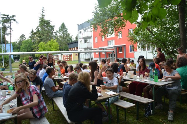 Im Sozialpädagogischen Betreuungszentrum in Schauboden wurde zum Schulschluss ein großes Sommerfest gefeiert, bei dem man mit Würsteln und kühlenden Getränken verwöhnt wurde.