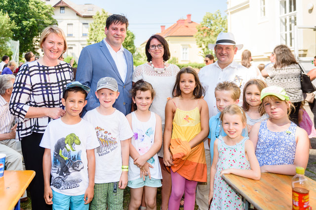 Vizebürgermeisterin LAbg. Dr. Helga Krismer, Bürgermeister Dipl.-Ing. Stefan Szirucsek, Direktorin Judith Händler und Elternvereins-Obmann Andreas Reischl mit Kids der VS Uetzgasse