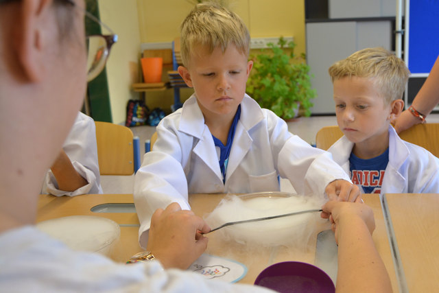 Mit großem Interesse entdeckten die Kinder die Ansätze des Forschens. | Foto: Foto: KK