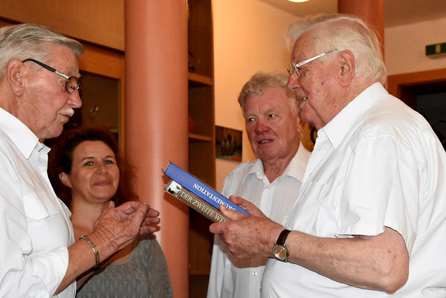 Zum 90. von Dr. August Waltersdorfer (rechts) gratulierten ÖKB-Obmann Helmuth Adam, Sandra Goldberg und Johann Reichhardt | Foto: Kauc