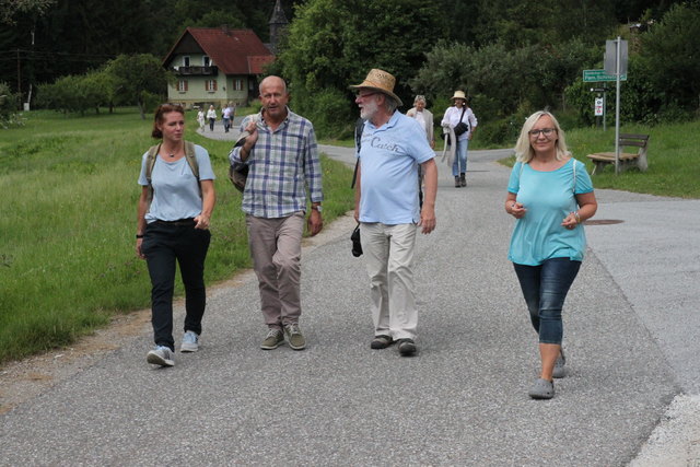 Auf dem Anmarsch zum Stopp Schriebls Mostschenke