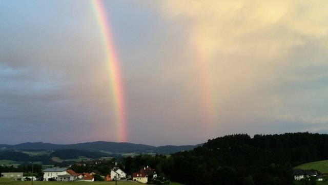 Regenbogen am 27. 6. 2017 um 05.00 Uhr in der Früh. Draußen jedoch traumhaft schönes und warmes Wetter. Interessant auch, dass sich 2 Regenbogen nebeneinander aufgebaut haben.