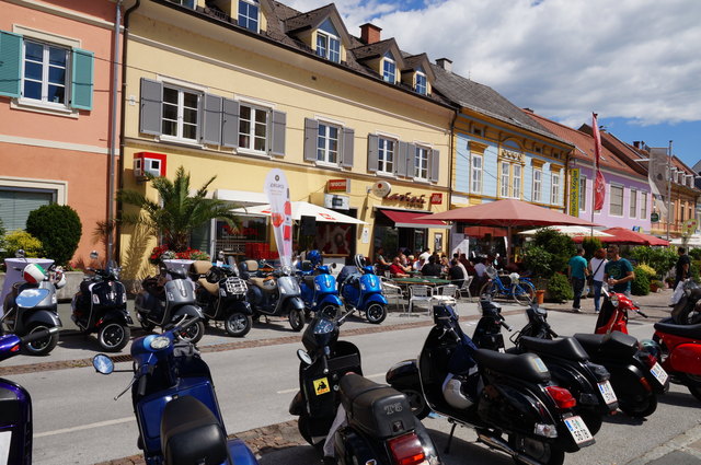 Da war was los am Rathausplatz beim großen Vespatreffen in Deutschlandsberg.