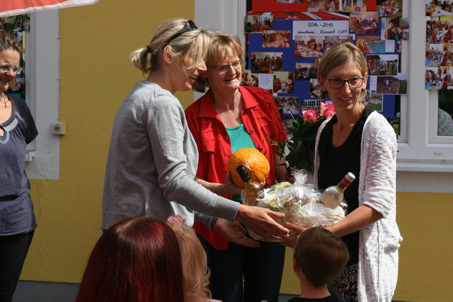Ein Geschenk für die scheidende Leiterin
