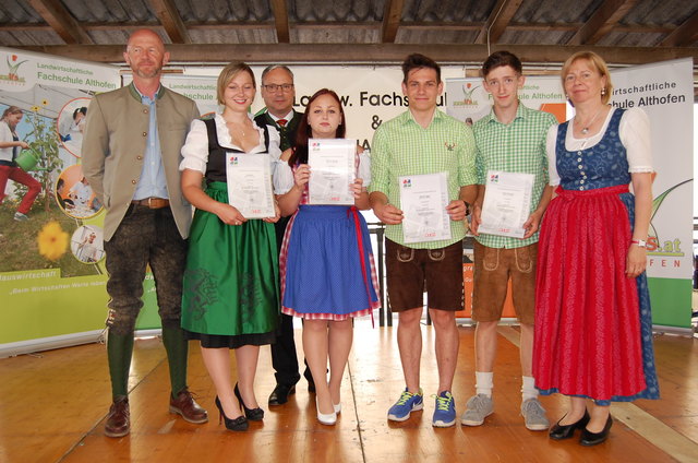 Ebner Lisa, Vanessa Sabitzer, Raphael Egger und Hubert Erlacher sind von der Wirtschaftskammer geprüfte Jungunternehmer.
