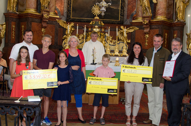 Bei der LaufWunder Spendenübergabe in Karlstetten an drei Sozialprojekte: Caritasdirektor Hannes Ziselsberger, Sophie Gerstenmayer, Kilian Kargl, Chiara Jappl, Organisatorin und Lehrerin Anna-Maria Perndl-Kargl, Pfarrer Josef Piwowarski, Daniel Siedl, Volksschuldirektorin Heidi Marchart, Bürgermeister Anton Fischer und NMS-Direktor Christian Mitterauer.