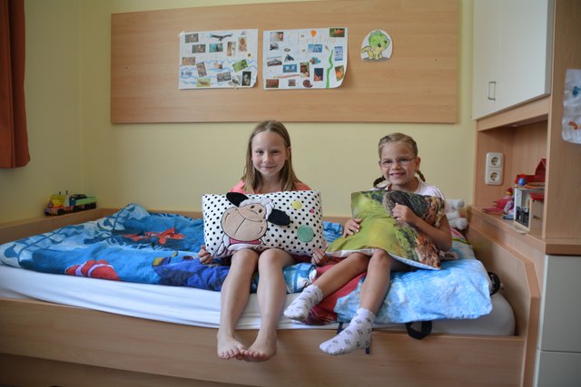 Christina und Anita präsentieren ihr gemeinsames Zimmer.