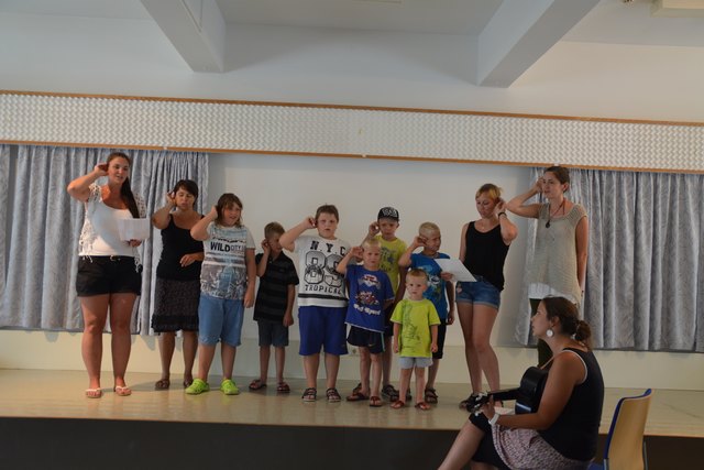 Die Gruppe 1 komponierte ein eigenes Lied zum Thema "Kinderrechte", das im Festsaal dargeboten wurde.