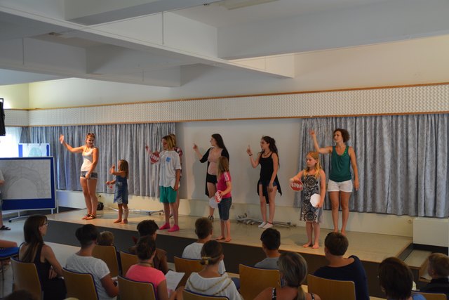 Die Gruppe 2 hat eine toll choreografierte Tanzaufführung im Festssaal dargeboten.