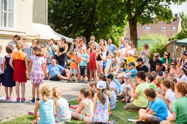 Beim Sommerfest versammelten sich Burschen und Märchen, Eltern, Großeltern, Lehrer und viele mehr. Selbst die hohen Temperaturen konnten die Gäste nicht abhalten, bei diesem Fest dabei zu sein.