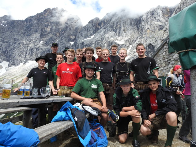 Die Vorauer Schuhplattler bei der Südwandhütte am Fuße der Dachstein Südwand