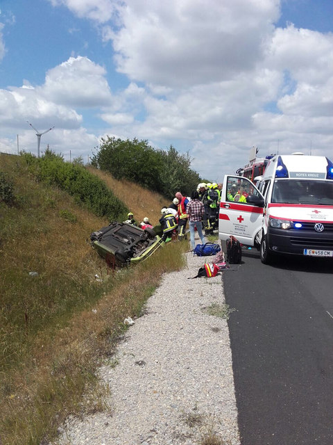 Der Unfallwagen blieb im Graben liegen. | Foto: FF Gols