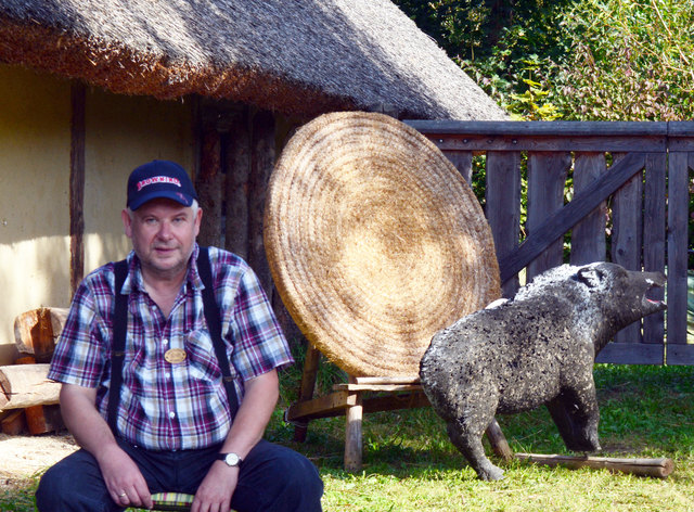 Wolfgang Winkler leitet den Workshop im Keltendorf Mitterkirchen.