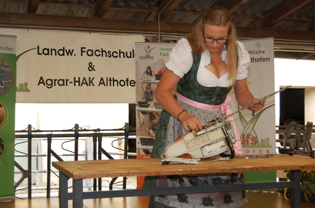 Celin Koprivnikar beweist ihre Schnelligkeit beim Kettenwechsel.