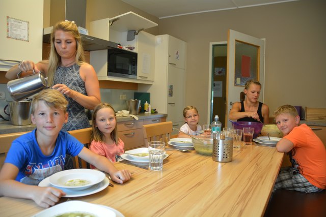 Gemeinsames Mittagessen: Dominik Illing, Miriam Haslauer, Christina Koppensteiner, Anita Pable, Claudia Leitner und Adrian Hartl.