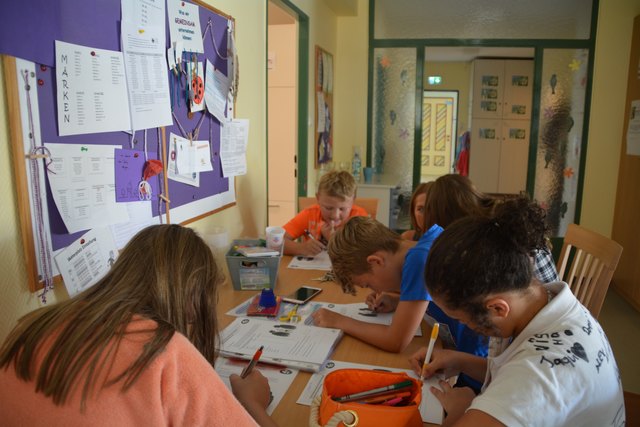 "Rauchende Köpfe": Die Gruppe 4 recherchiert zum Thema "Kinderarbeit".