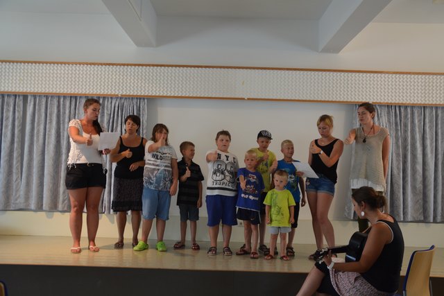 Die Gruppe 1 komponierte ein eigenes Lied zum Thema "Kinderrechte", das im Festsaal dargeboten wurde.