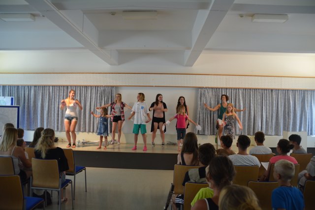 Die Gruppe 2 hat eine toll choreografierte Tanzaufführung im Festssaal dargeboten.