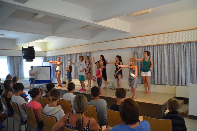 Die Gruppe 2 hat eine toll choreografierte Tanzaufführung im Festssaal dargeboten.