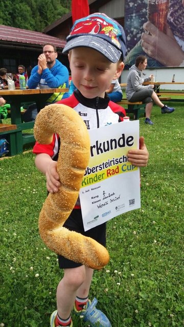 Stolzer Sieger! Da braucht man Kohlehydrate, dachten sich die Veranstalter und händigten einen ganz besonderen Pokal aus.
