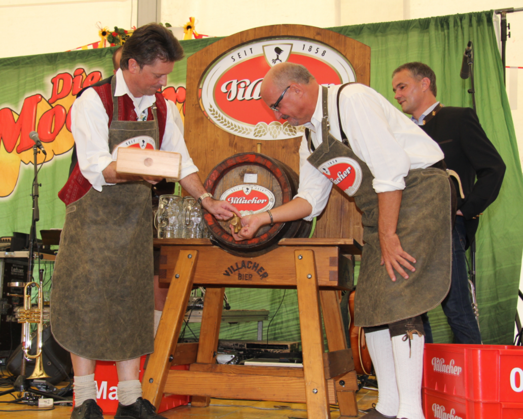 Treffens Bürgermeister Klaus Glanznig (rechts) beim Bieranstich im Festzelt. Heuer wird der Kirchtag kleiner ausfallen