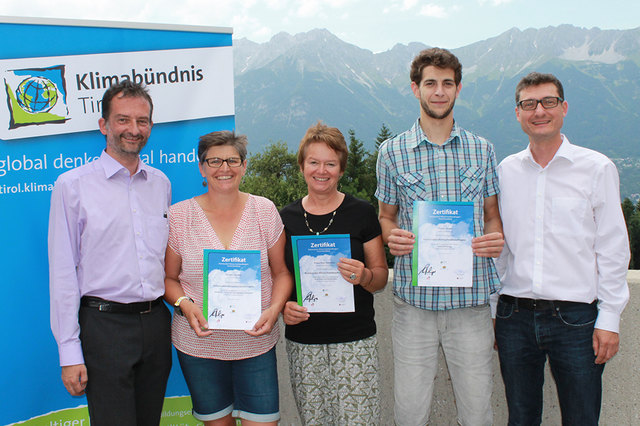 Landtagsvizepräsident Hermann Weratschnig (links) und Klimabündnis-Geschäftsführer Andrä Stigger (rechts) zeichneten die stolzen Absolventen aus: Renate Candlin aus Alpbach, Priska Mair-Valentini aus Bad Häring und Florian Jeram aus Brixlegg (v.l.).