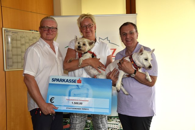 V.l.: Stadtrat KommR Peter Spicker, Tierschutzverein-Funktionärin Lydia Kaiser-Posch und Bürgermeister LAbg. Rupert Dworak.