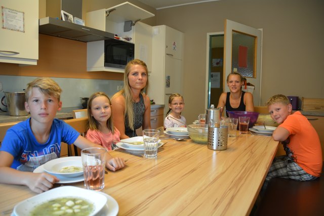 Gemeinsames Mittagessen: Dominik Illing, Christina Koppensteiner, Miriam Haslauer, Anita Pable, Claudia Leitner und Adrian Hartl.