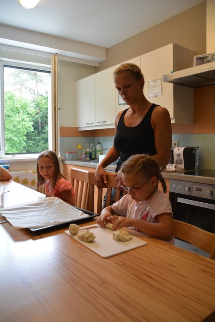 Basteln einen Hasen aus Salzteig: Christina Koppensteiner, Claudia Leitner und Anita Pable.