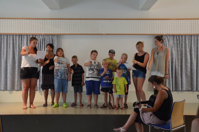 Die Gruppe 1 komponierte ein eigenes Lied zum Thema "Kinderrechte", das im Festsaal dargeboten wurde.