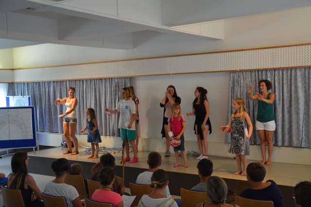 Die Gruppe 2 hat eine toll choreografierte Tanzaufführung im Festssaal dargeboten.