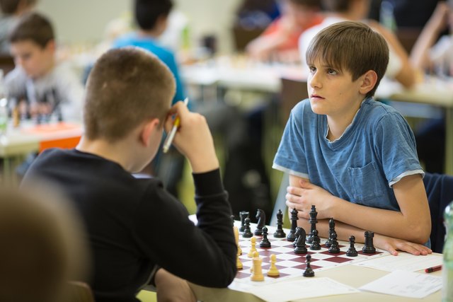 Eine Klasse für sich: Der erst 14-jährige Konstantin Peyrer (r.) holte sich seinen ersten Staatsmeistertitel in Schach. | Foto: Gerhard Peyrer