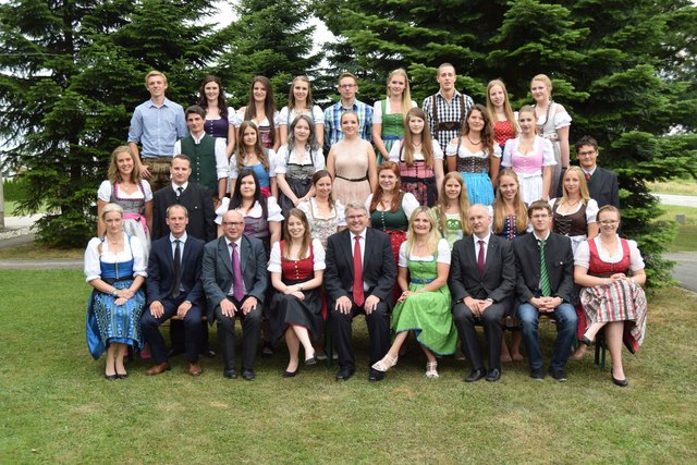 Die Schüler der LWBFS Waizenkirchen feut sich über den Matura-Erfolg 2017.