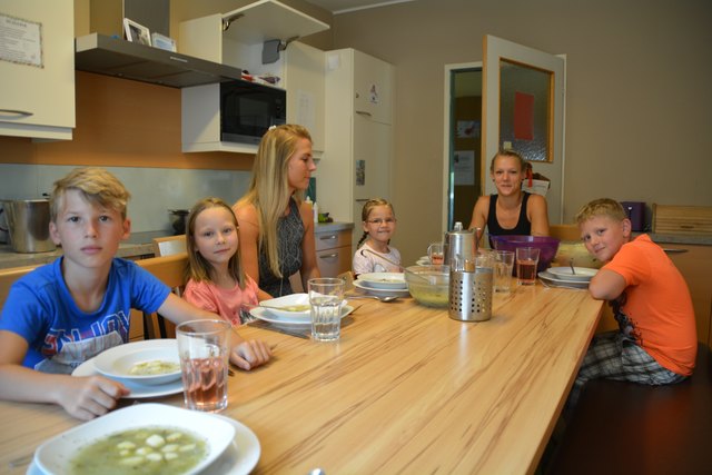 Gemeinsames Mittagessen: Dominik Illing, Christina Koppensteiner, Miriam Haslauer, Anita Pable, Claudia Leitner und Adrian Hartl.