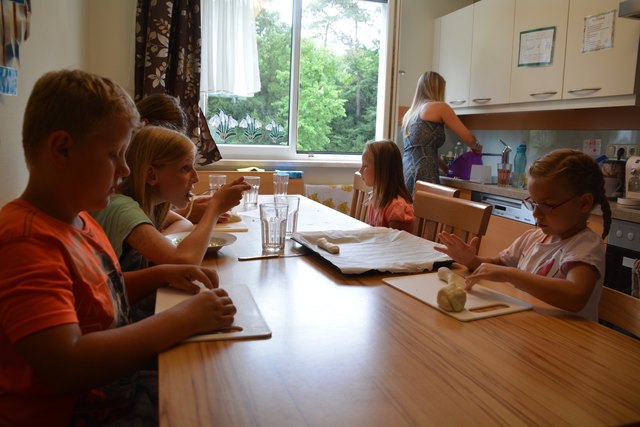 Die Vorbereitungen für die Aufführung zum Thema "Kinderrechte" im Festsaal laufen auf Hochtouren.