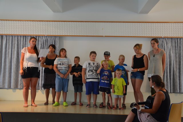 Die Gruppe 1 komponierte ein eigenes Lied zum Thema "Kinderrechte", das im Festsaal dargeboten wurde.