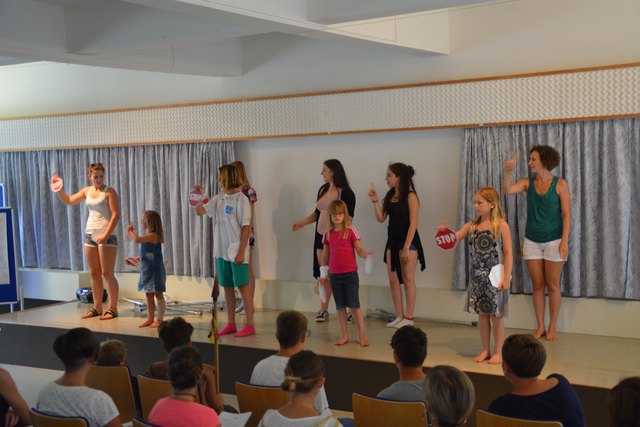 Die Gruppe 2 hat eine toll choreografierte Tanzaufführung im Festssaal dargeboten.