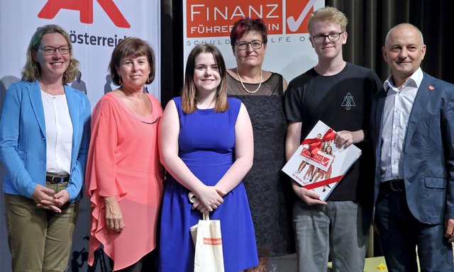 Auf dem Foto sind neben Sozial-Landesrätin Birgit Gerstorfer, Ulrike Weiß (Leiterin Konsumentenschutz der AK OÖ) und Ferdinand Herndler (Geschäftsführer der Schuldnerhilfe OÖ) AbsolventInnen des OÖ Finanzführerscheins in Vertretung ihrer Schule/Einrichtung sowie eine Lehrkraft/TrainerIn der Einrichtung zu sehen.