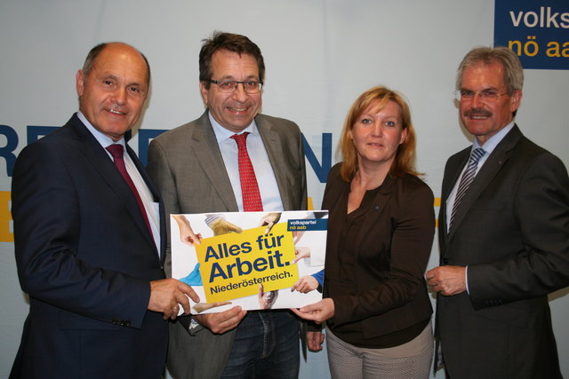 Innenminister Wolfgang Sobotka, NÖAAB-Bezirksobmann Ewald Bussek, LGF Sandra Kern und Landesrat Karl Wilfing sind stolz auf die Tätigkeit der Lehrlinge im Bezirk Hollabrunn Foto: Privat