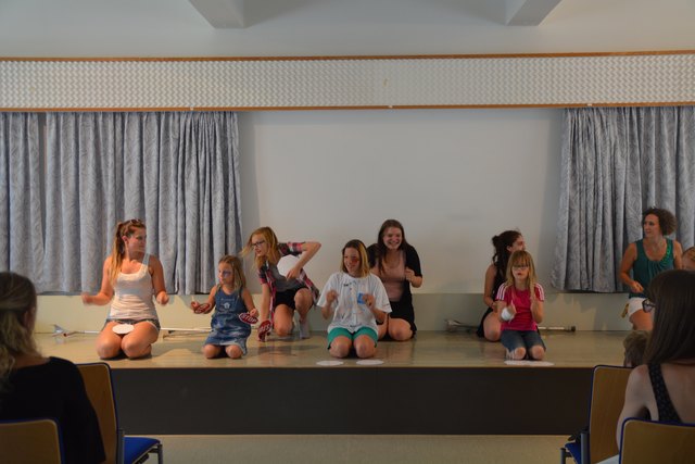 Die Gruppe 2 hat eine toll choreografierte Tanzaufführung im Festssaal dargeboten.