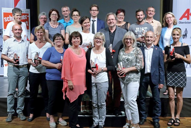Auf dem Foto sind neben Sozial-Landesrätin Birgit Gerstorfer, Ulrike Weiß (Leiterin Konsumentenschutz der AK OÖ) und Ferdinand Herndler (Geschäftsführer der Schuldnerhilfe OÖ) AbsolventInnen des OÖ Finanzführerscheins in Vertretung ihrer Schule/Einrichtung sowie eine Lehrkraft/TrainerIn der Einrichtung zu sehen.