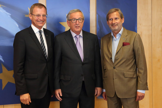 Stelzer mit Jean-Claude Juncker und Johannes Hahn (v. l.).