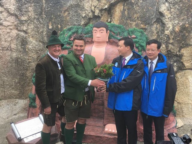 Peter Ellmer und Egon Höll in Vertretung für die Welterberegion und die Vertreter aus China bei der Buddha-Vorlage.
