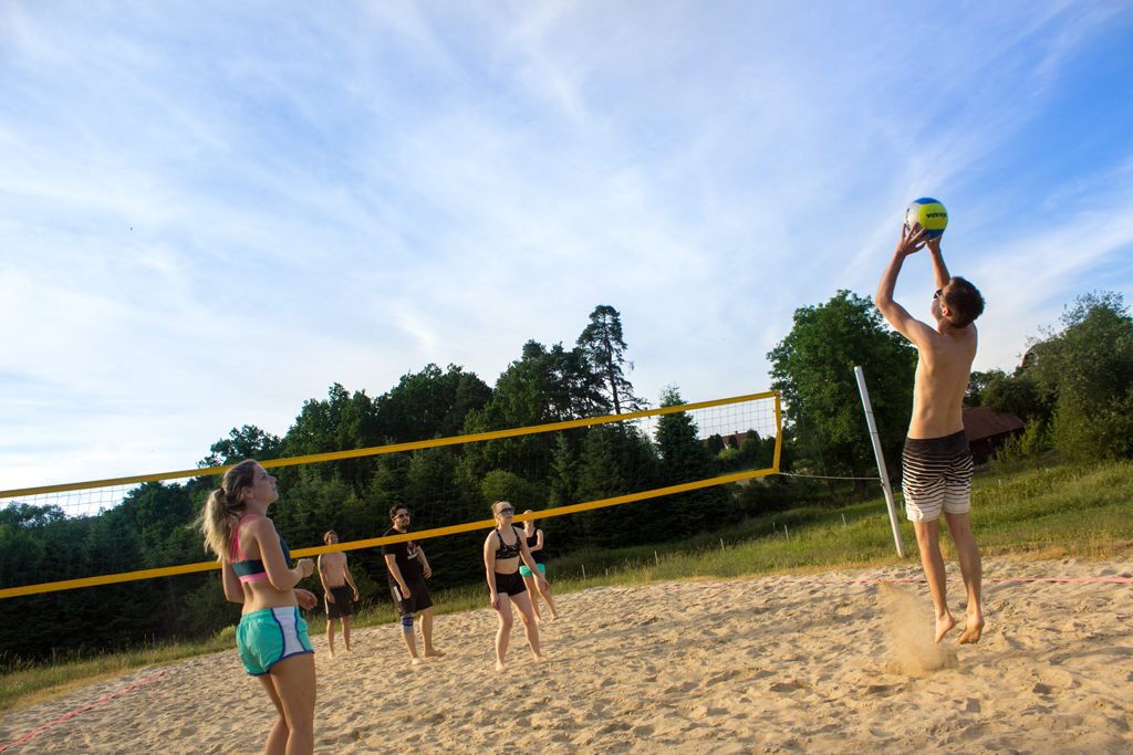 Zum Beachvolleyballturnier in Rudmanns sind alle herzlich eingeladen.