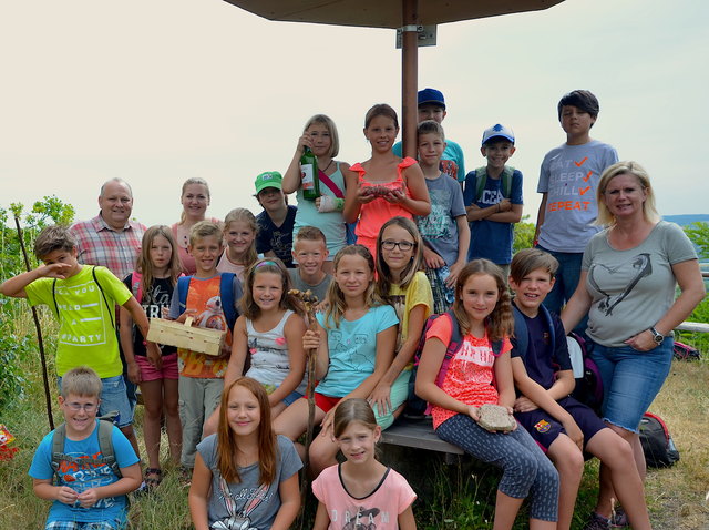 Die Kinder erlebten eine informative und sehr lustige Wanderung. 1. Reihe : Lukas, Lana, Elena
2. Reihe: Michi, Lena, Oliver, Lisa, Franziska, Melina, Sophie, Dennis, Judith Trethan
3. Reihe: Walter Pernikl, Elisabeth Karl (Obst- und Weinbau Altenriederer), Amelie, Tobias,
4. Reihe: Elias, Selina, Madelaine, Elias, Marcel, Jacob, Luka