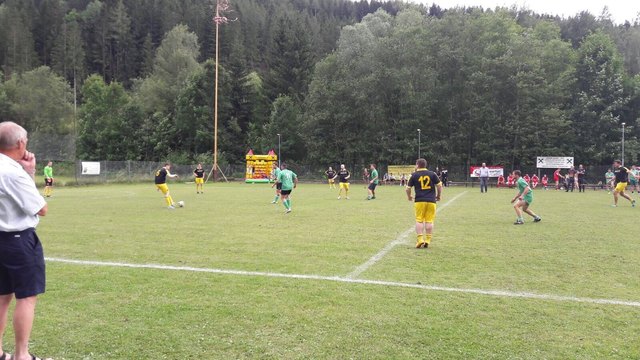 Acht Mannschaften spielten am Sportplatz im Ganztal in Mürzzuschlag für den guten Zweck. | Foto: Thenhalter